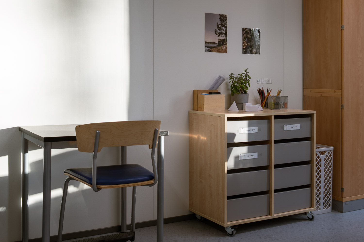 Elevplats i skolklassrum i dynamisk skolbyggnad