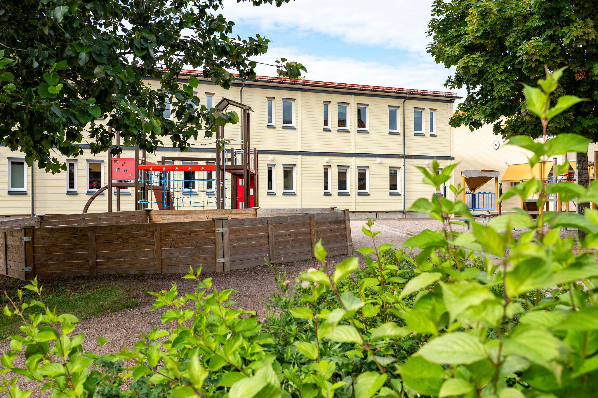 Exteriör av skolbyggnad uppförd med skolmoduler anpassade för behov som utvecklas över tid.